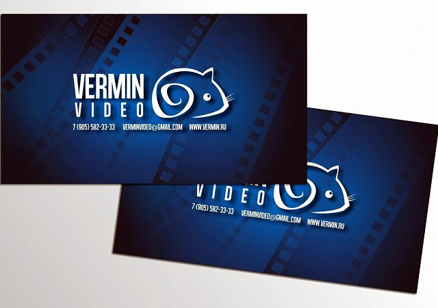 На картинке визитка на которой много пленок кино лент и графически нарисована смешная мышка. Визитка разработанная Веб студией VDcom.