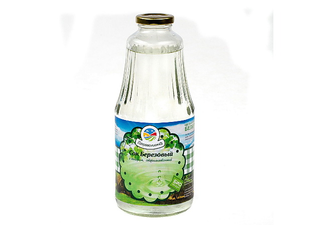 На фотографии разработаный дизайн оформление этикетки для бутылки березового сока веб студией VDcom.