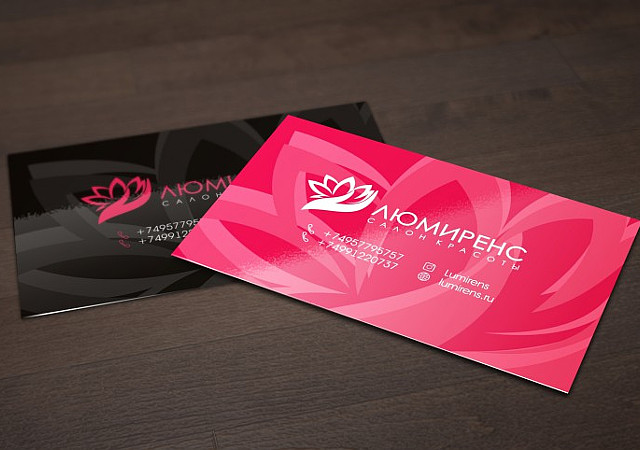 На фото разработаный дизайн визитки для компании Люмиренс. Черный фон и красный на визитке розовые лепестки, и логотип в виде руки из липестков которая держит цветок.