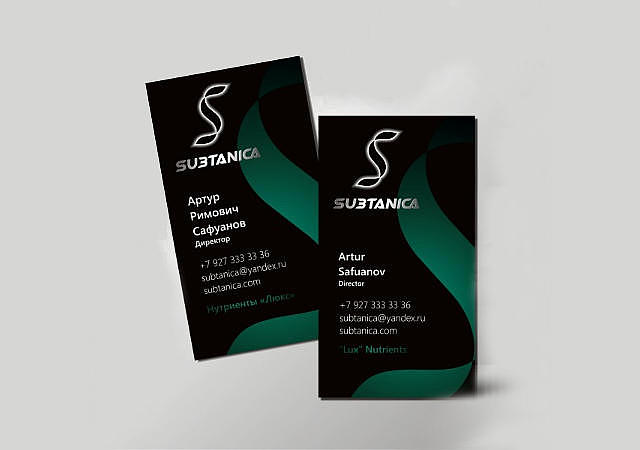 На фото разработаный дизайн визитки для компании SUBTANIKA. Черный фон темно зеленый текст, логотип в виде волны и темно зеленые волны верикальные.