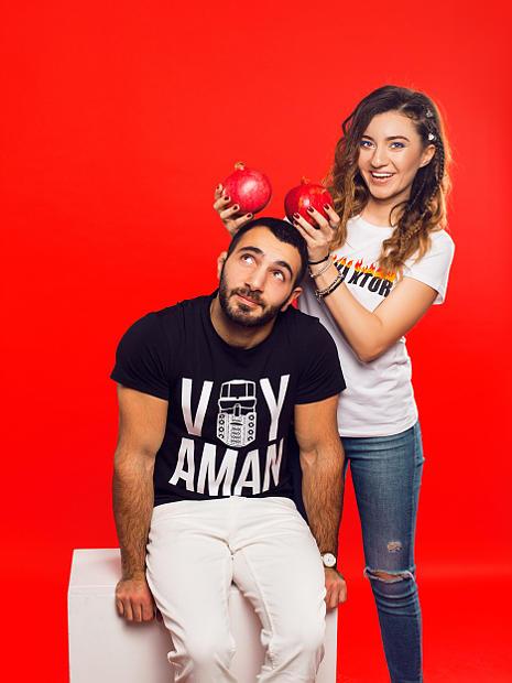На фотографии парень армянин в черной футболке с надписью Vuy Aman. И девушка армянка которая стоит возле него с гранатами в руках.