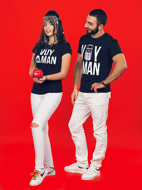 На фото девушка армянка в черной футболке с надписью Vuy Aman. И парень армянин тоже в в черной футболке с надписью Vuy Aman.