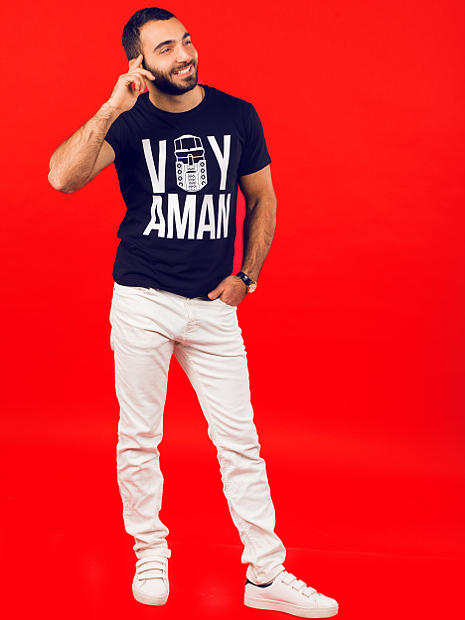 На фото парень армянин в белых штанах в черной футболке с надписью Vuy Aman.