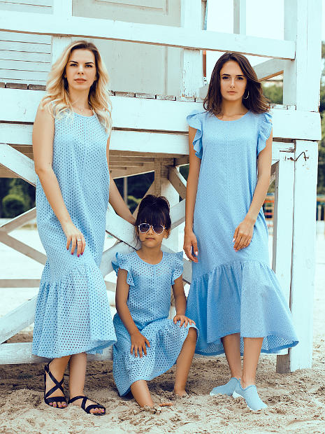 На фото две девушки фотомодели они рекламируют платья голубого цвета в сеточку и ребенок девочка лет девяти в таком же платье.