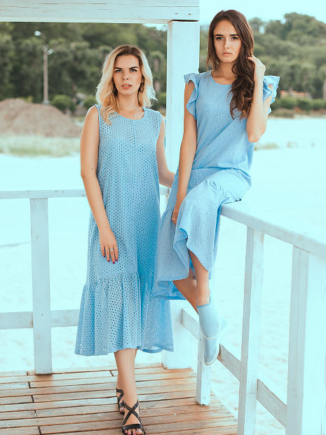 На фото две девушки фотомодели одна в платье в полоску, вторая в платье голубого цвета в большую сеточку