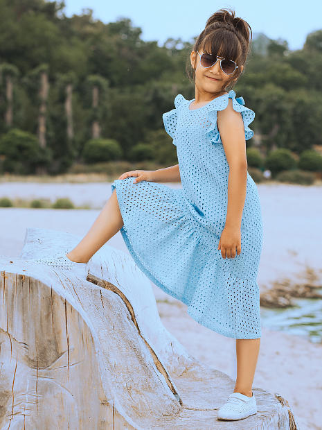 На фото модель, девочка ребенок лет девяти, рекламирует красивое голубое платье.
                Она сфотографирована возле большого пенька, одну ногу она поставила на пенек