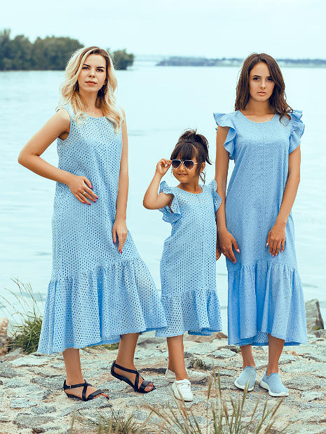 На фото две девушки фотомодели они рекламируют платья голубого цвета в сеточку