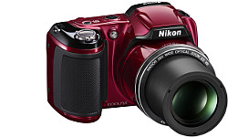 На фотографии фотоаппарат Nicon бордового цвета. С его помощью можно делать профессиональные снимки.