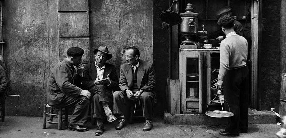 На фотографи кафе 1954 года где трое мужчин сидят на табуреточках. Профессиональный фотограф Ара Гюлер сделал уникальный снимок.