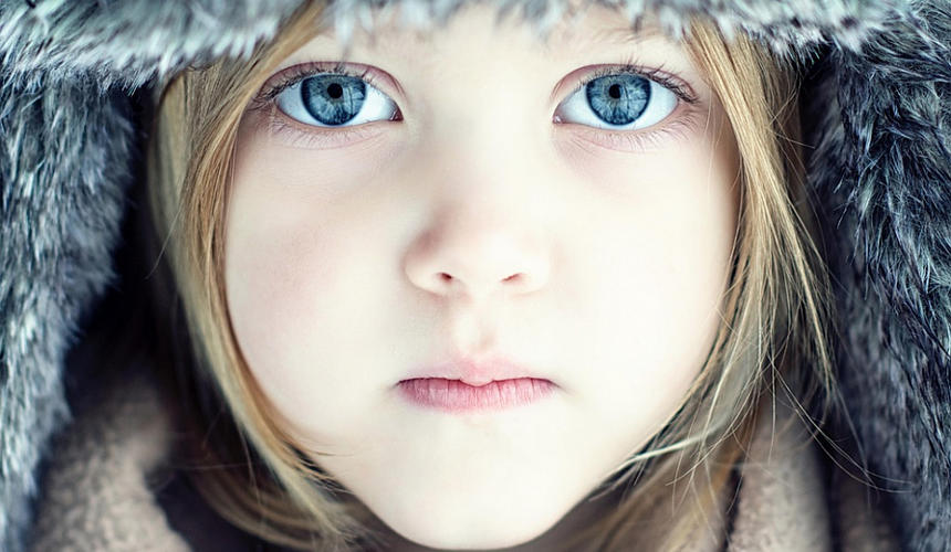 На фото девочка ребенок лет восьми, с красивыми голубыми глазами.