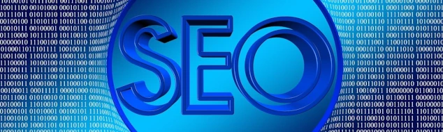 На фоне кода синими буквами слово SEO