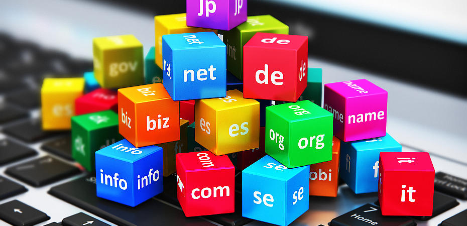 На фото разноцветные кубики, на которых написаны разные доменные зоны, что важно учитывать при регистрации домена.